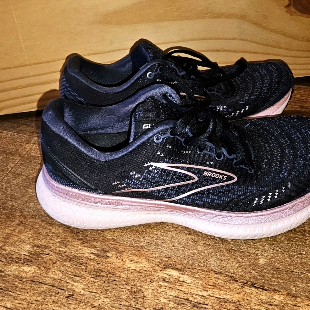 Brooks tennis shoes